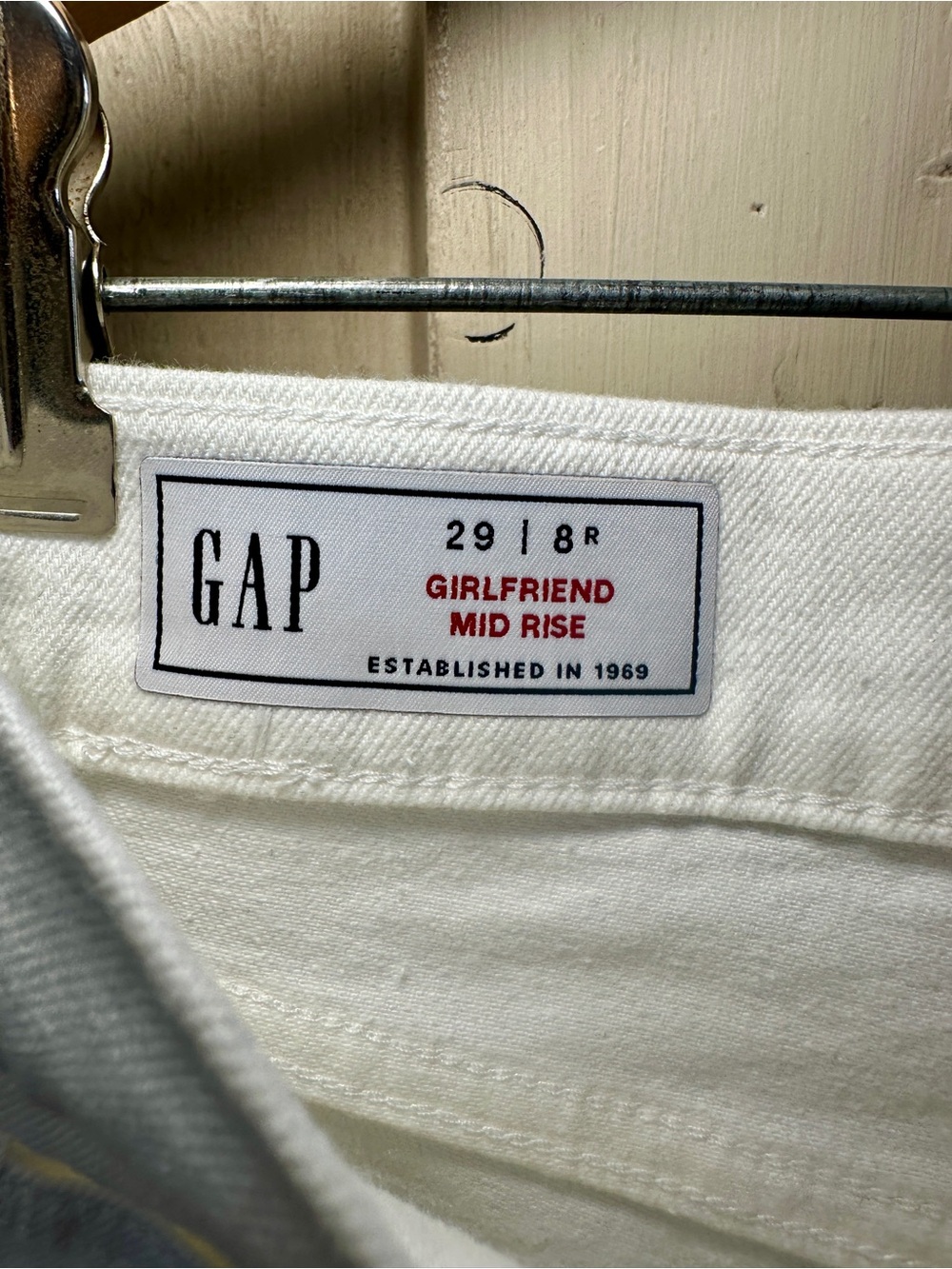 GAP Girlfriend Mid Rise White Jeans Size 29 Regular Cropped Slim Denim - Picture 2 of 7